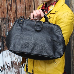 Doktortasche Klein, Steifes Leder, Strukturierte Rahmentasche, Langer abnehmbarer Riemen, Interne Fächer, Verstellbarer Riemen, Schwarzer Lederdoktor