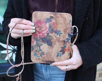 Brille und Handyhülle aus floralen Kunstleder
