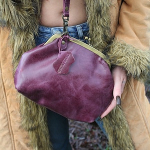 Grand sac à main en cuir violet à clip, sac à main à fermoir, pochette et sac à clip, pochette Evanna à clip, petit sac à fermoir boule