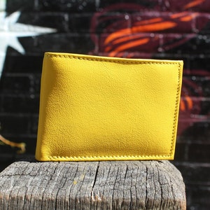 Billetera pequeña de cuero amarillo, Billetera triple, Billetera de regalo, Billetera tradicional con múltiples espacios, Espacios para monedas y billetes, Billetera compacta, Monedero pequeño grande