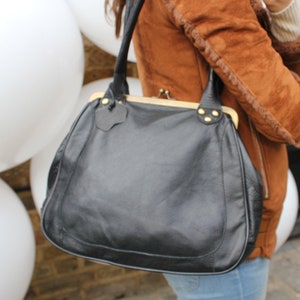 Bolso de hombro Perpetua de cuero negro con clip y cierre de clip Kissclip Kisslock Clipframe Framebag Claspbag