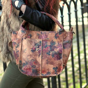 Kleine Bach-Einkaufstasche in Floral 14 mit Haltegriffen und langem verstellbaren Henkel, um sie cross body oder auf der Schulter zu tragen