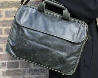 Bolso para portátil de piel verde oscuro con diseño scrunchie, efecto desgastado, 'Berlín'