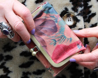 Floral Leather Kiss Clasp Wallet: Vintage Style Coin Purse