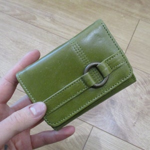 Couro verde abacate, carteira pequena com anel, multicompartimento triplo compacto, 6 compartimentos para cartões, duas seções com zíper, áreas para notas, bolsa pequena