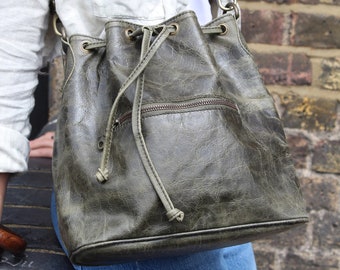 Bucket bag olive distressed, Small Duffel, Drawstring bag, Tough leather, Softens with age, Front pocket zipped, Barrel bag