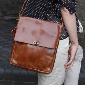 Unisex Medium Envelope Messenger Bag Tan Leather Turn Clasp twister clasp with Gusset and Attached Zip Purse