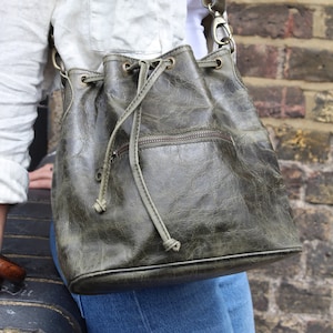 Beuteltasche olive distressed, Kleiner Seesack, Kordelzugtasche, robustes Leder, weicher Alter, Vortasche mit Reißverschluss, Fasstasche