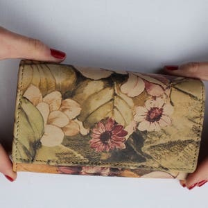 Madamzel Leather de 9 compartimentos, cartera grande y ligera, estampado multicolor, cuero estampado floral, estampado romántico, floral verde y rojo