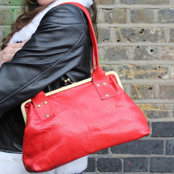 Shoulder bag red leather, Doris Clip frame bag, Kiss clip shoulder bag, Top clasp bag red, Inner pockets, Zip pocket inside, Long drop strap
