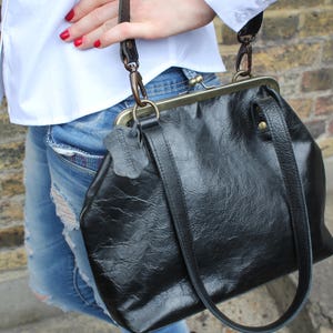 Mittelgroße Clip-Tasche Schwarz Leder Spangentasche, Spangenverschluss Schulter oder Umhängetasche, Kiss Lock Rahmentasche mit Retro-Geschmack und moderner Note