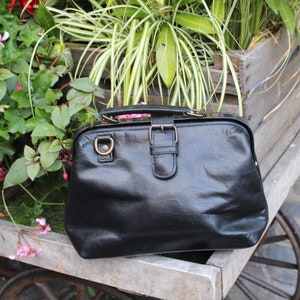 Doktortasche Schwarz Leder, Mini Doc, Rückentasche, 3 Innentaschen, Langer verstellbarer Riemen, Nylon strapazierfähiges Futter, Einfacher Zugriff auf Inhalt