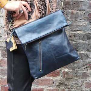 Navy Leder Messenger Bag, Schräge Fronttasche, YKK Front-Reißverschlusstasche, Amelie-Tasche, Reißverschluss am Rücken, Innentaschen, Across-Körpertasche, Überschlag