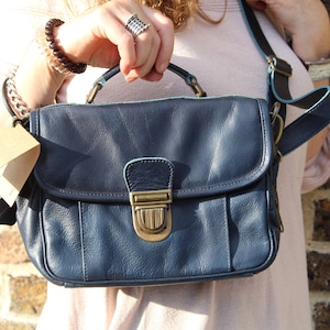 Funky azul oscuro, Azul marino, Bolso de cuero multicompartimento, Cartera pequeña, Cierre Pushlock, Cremallera lateral, Bolsillo con cremallera trasera, Área de cremallera interna central