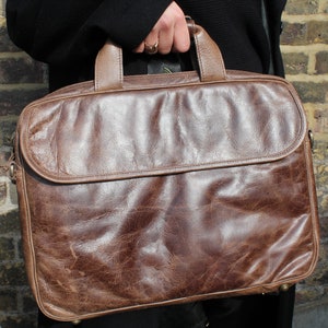 Borsa per laptop con più scomparti, pelle marrone scuro, portapenne, spazio per cellulare, tasche esterne e interne e imbottitura, look boho