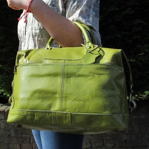 Tragetasche "Gertrude" und Cross Body In Apple Green Glänzendes Leder, Holdall, Weekend oder Alltagstasche mit großer Fronttasche, Innentasche