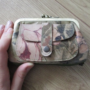 Clip Purse Kiss, Double Clip Wallet Vintage Style, Top clasp, Amy, Italian Floral Leather Pattern Handmade, Bottom zip, Bolsillo delantero, Kitsch