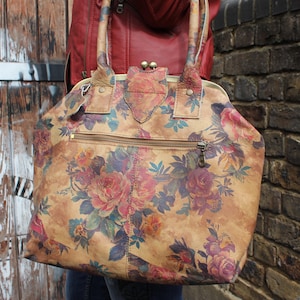 Top Clip Schultertasche, Floral Leder, Langer abnehmbarer Kreuz Körpergurt, Reißverschlusstasche vorne, Lucy Framed Bag, Clip Tasche Floral Leder, Geldbörse