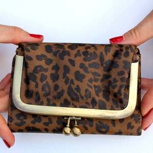 Portafoglio piccolo con clip, Evanna, Stampa leopardata, Portafoglio con cornice Kiss, Area per banconote, Spazio per monete, Fessure per carte, Chiusura con fermaglio, Borsa look retrò
