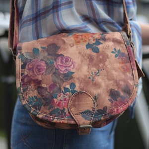 Isabelle Kleine Satteltasche, Lederdruck Floral N14, Vordertasche, Internes Reißverschlussfach, Klassische Umhängetasche im Vintage-Stil, Verstellbar