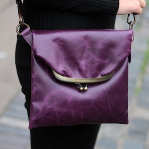 Cadre avec fermoir de sac en cuir, bandoulière rabattable avec fermoir violet, porte-monnaie Kiss lock Fold, poche sous le rabat et à l'arrière, sac Dublin clip lock, rabat