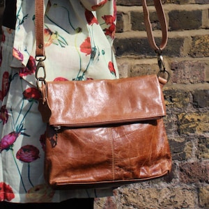 Sac messager rabattable en cuir marron clair, Sac à rabat zippé, Sac bandoulière zippé YKK, Sac zippé à bandoulière réglable, Mini amelie beige porté épaule ou bandoulière