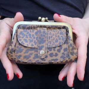 Porte-monnaie à clip en cuir imprimé léopard, Porte-monnaie à fermeture éclair sur le dessus à imprimé animal, Petit porte-monnaie à fermoir Kiss Lock, Bas de sac à main zippé, Porte-monnaie à clip zippé en bas, Amy