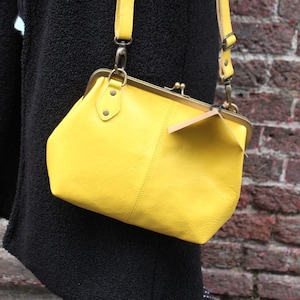 Gelbe Top-Clip-Kiss-Lock-Geldbörse Glatte Crossbody-Bag-Leder, Innentaschen, verstellbarer Riemen, schwarzes Nylon, strapazierfähiges Nylonfutter, Layla
