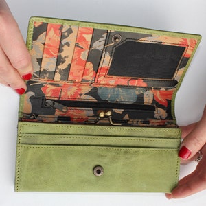 Große Clip-Brieftasche, Apfel- oder Avocado-Grün mit spanischem Blumeninterieur, rote und schwarze Blumen, Kartenräume, Notizen, Clip-Clutch-Ledergeldbörse