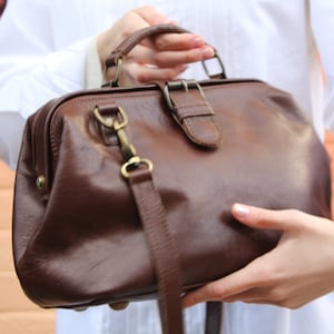 Doktortasche, Dunkelbraunes glänzendes Leder, Innentaschen, langer verstellbarer Riemen, Vintage und Retro Tasche, Gesäßtasche, oberer Griff, Haltegriff