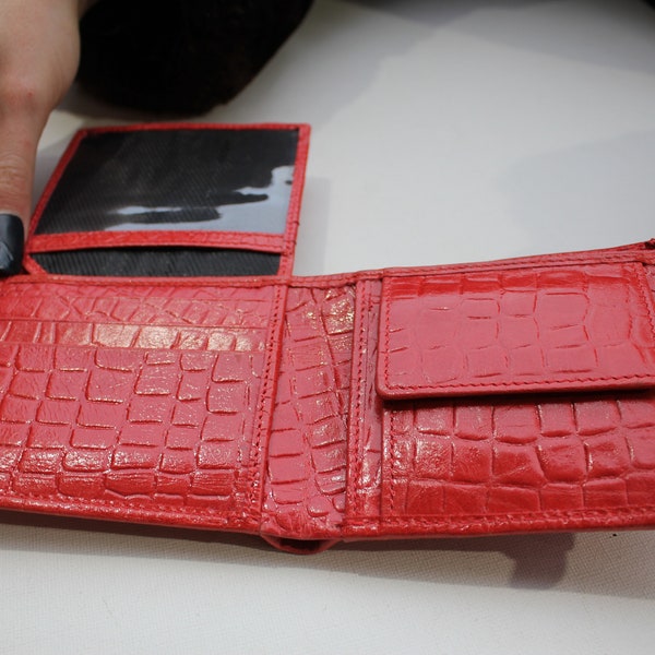 Stunning bright red traditional wallet, Alberta wallet Crocodile Printed Leather in Red Vintage Style, Light red trifold wallet, Coins area