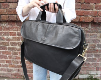 Laptop Bag Berlin black Leather, 17ins laptop, External pockets flap and open, Internal pockets and divider, Padded for protection of laptop