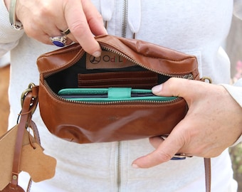 Lichtbruin leren miniheuptasje: telefoonheuptasje met kaartsleuven, Sweetpea