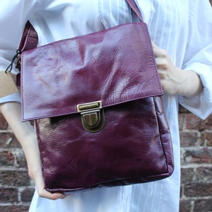 Messenger Bag lila, Violett Leder, Push Lock Verschluss, Reißverschlusstasche, Tasche vorne + hinten mit YKK Reißverschlüssen, Verstellbar, Mittlerer Umschlag