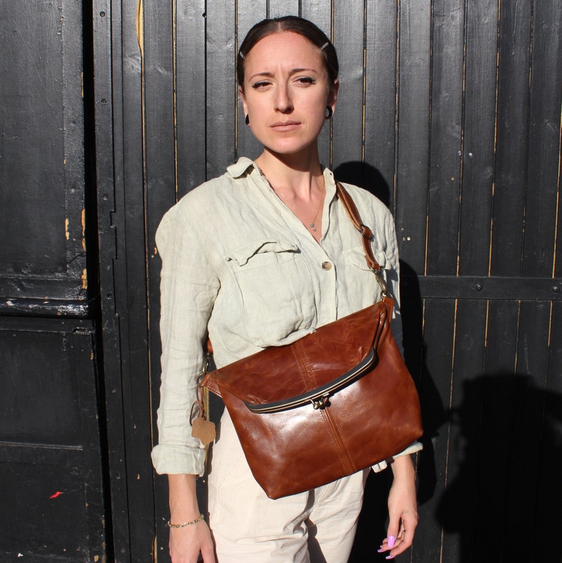 Medium Dublin Kiss lock flapover handbag in tan leather, Adjustable and removable strap, Wearable as shoulder or crossbody, Brass kiss lock image 7