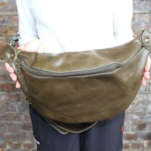 Bum bag over sized, Olive green leather, Fanny pack medium, Med weekend, Fanny Hip bag, Inner organizer detail, Inner card spaces image 2