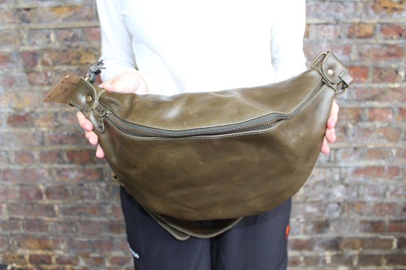 Bum bag over sized, Olive green leather, Fanny pack medium, Med weekend, Fanny Hip bag, Inner organizer detail, Inner card spaces image 2
