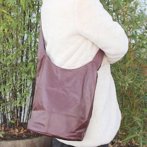 Cross body Hobo Bag aus weinrotem dünnem Nappaleder, verstellbare lange Tote Hippie 70er Stil, mit Schnallen, Innentasche, langer Riemen Hobo, Ashbury