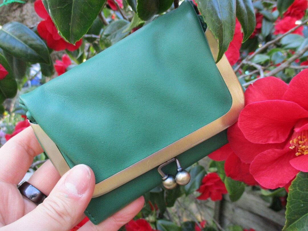 ball-clasp-purse-emerald-green-leather-wallet-kiss-clip-evanna-clip