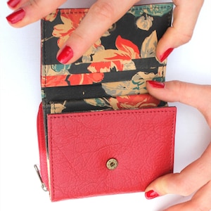 Kleine Grande rote und spanische Blumenleder-Trifold-Brieftasche, Multi-Kartenräume, große Münzbörse, Notizräume, Blumendruck-Interieur, Leder