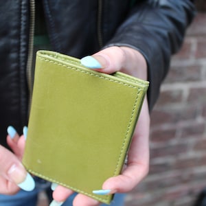 Tarjetero de piel auténtica color verde manzana, cartera pequeña de piel hecha a mano, tarjetero Oyster, monedero para billetes y tarjetas de piel color verde manzana o aguacate