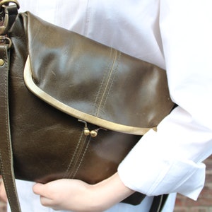 Top clip bag, Flap over olive green, Top clasp leather bag, Back and front zipped ball clip handbag, Purse kiss lock long strap, Dublin bag