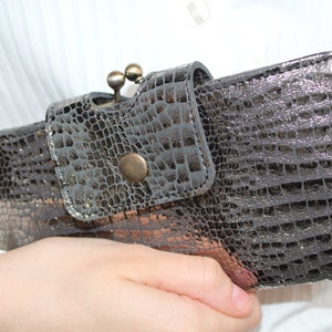 Cartera de mano grande de piel plateada con estampado de Evanna, espacios para tarjetas, billetera con marco de clip, cierre de broche, plegable, espacios para monedas y billetes, clip de beso
