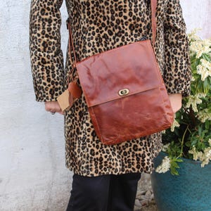 Bolso bandolera unisex tipo sobre para iPad con cierre de cremallera.