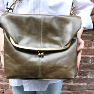 Übergroße Lederclip-Rahmentasche, Olivgrün, Innenfächer, Klappe über Cross-Body, Top-Clip-große Geldbörse, Reißverschlüsse hinten und vorne, Dublin