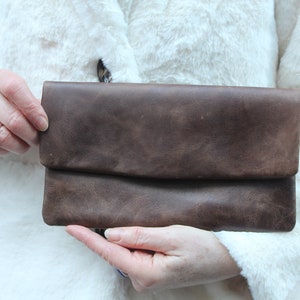 Bolso clutch marrón, Piel envejecida marrón oscuro, Cremallera interna YKK, Clutch con solapa marrón oscuro, Bolso clutch grande, 2 compartimentos, Evento formal