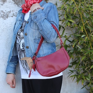 Niedliche kleine Tasche, Mini-Geldbeutel aus rotem Leder, langer abnehmbarer Riemen, dicker Schultergurt, kleine Umhängetasche, Cross-Body-Manchester-Geldbörse