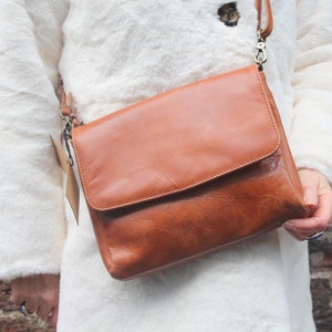 Ipad Tasche, Umhängetasche oder Crossbody, BraunEs Leder, Innentaschen, Langer verstellbarer Riemen, Handgemachte ipad Hülle, Geldbörse für ipad in tan