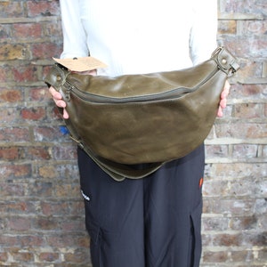 Bum bag over sized, Olive green leather, Fanny pack medium, Med weekend, Fanny Hip bag, Inner organizer detail, Inner card spaces image 7