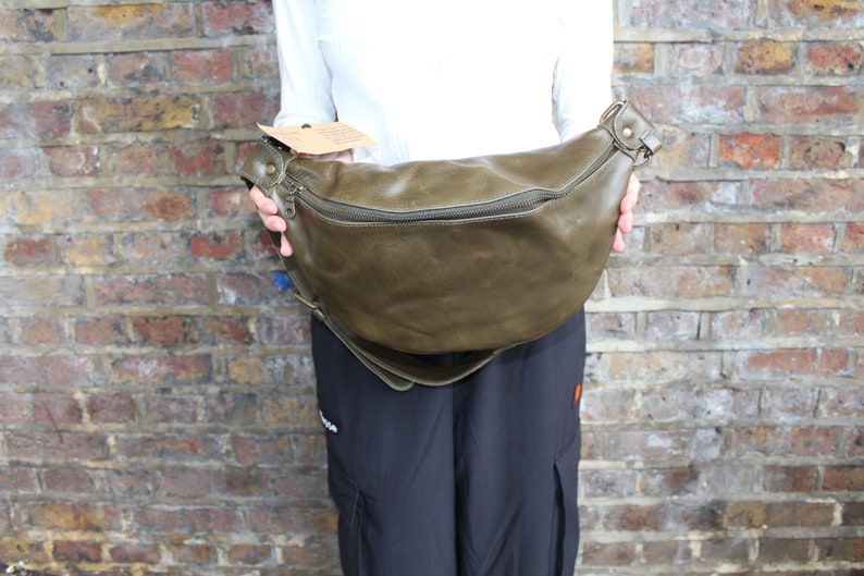 Bum bag over sized, Olive green leather, Fanny pack medium, Med weekend, Fanny Hip bag, Inner organizer detail, Inner card spaces image 7